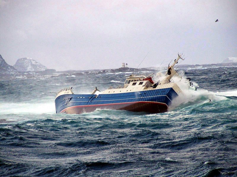 Illustrasjonsfoto: Ringnotsnurperen «Herøy» gikk på grunn på Bjugna nord for Kvitholmen fyr i januar 2007. Foto: Kystvaktskipet «Eigun»