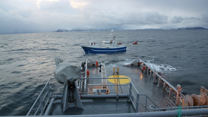 Fiskebåten Kamaro slepes bort fra nordsiden av Sørøya utenfor Hammerfest i oktober 2012. Foto: Kystvakten.