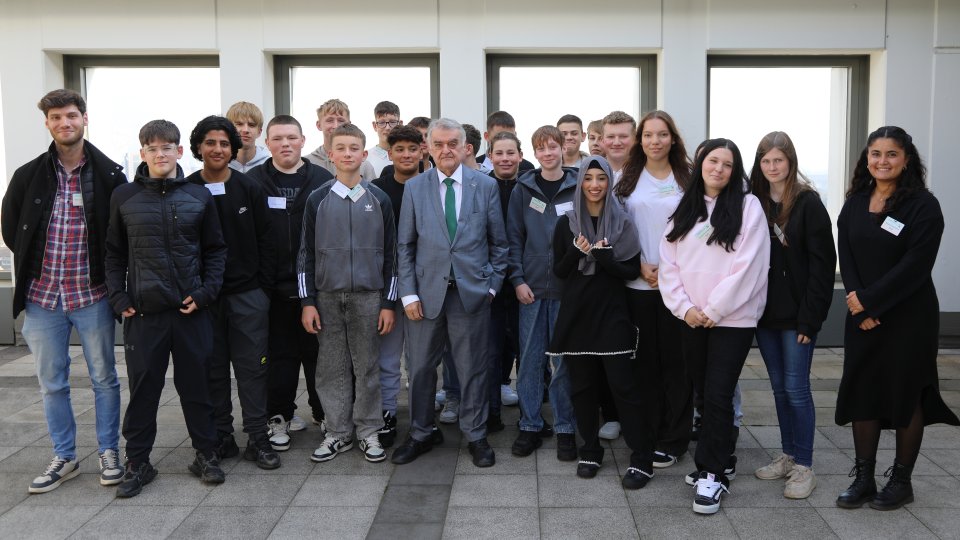 Gruppenbild von Schülerinnen und Schülern mit Minister Herbert Reul