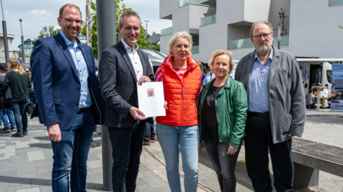 Digitalministerin Prof. Dr. Kristina Sinemus bei der Bescheidübergabe an Landrat Jürgen van der Horst.