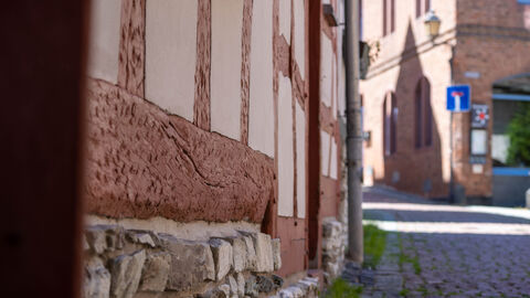 Blick in eine gepflasterte Gasse