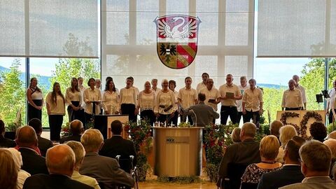 Chor singt auf Bühne, Publikum hört zu