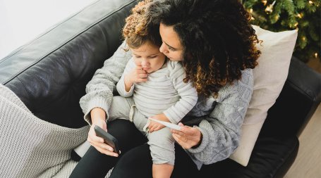 Mãe avalia sintomas do filho doente