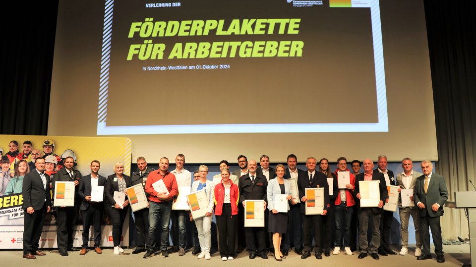 Gruppenbild der Preisträger 2024 mit Minister Herbert Reul.