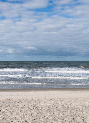 Langeooger Strand mit Brandung der Nordsee