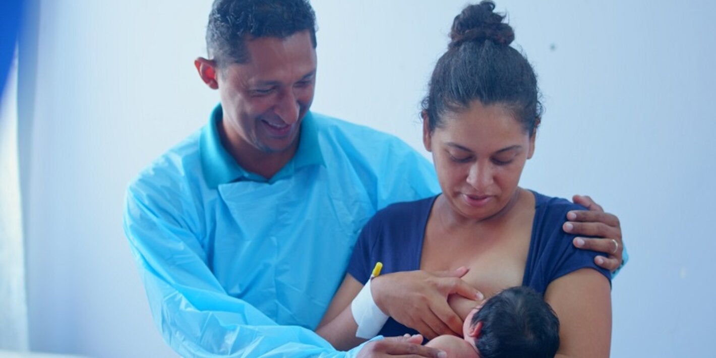 Yuri Figueroa  junto a su bebé y su esposo en la sala de recuperación del Hospital Santa Bárbara, Honduras