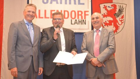 Hessens Innen-Staatssekretär Martin Rößler mit Oberbürgermeister Frank-Tilo Becher und Ortsvorsteher Thomas Euler.