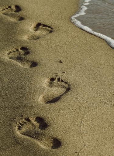 Fußabdrücke am Strand