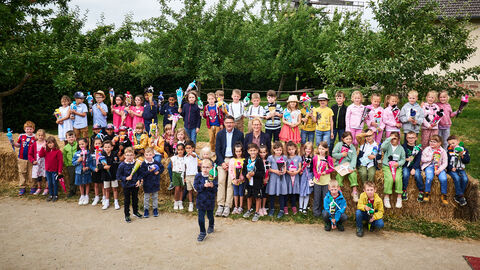 Ministerpräsident Boris Rhein und seine Frau Tanja Raab-Rhein mit den Mehrlingsfamilien im Hessenpark in Neu-Anspach.