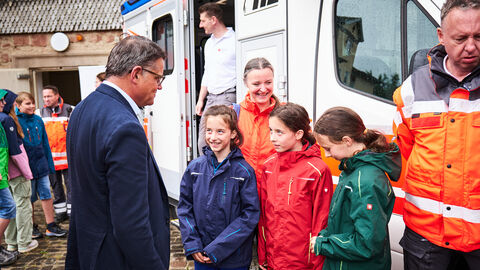 Ministerpräsident Boris Rhein beim Drillingstreffen im Hessenpark in Neu-Anspach.