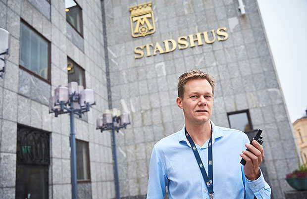 Johan Ahlström står utanför Västerås stadshus. Han har en Rakelterminal i handen.