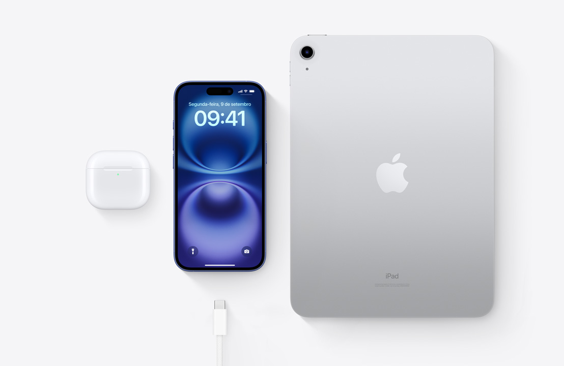 Imagem aérea dos AirPods Pro, do iPhone 15 e de um iPad com conector USB-C para demonstrar como os três aparelhos podem ser recarregados com o mesmo cabo USB-C.