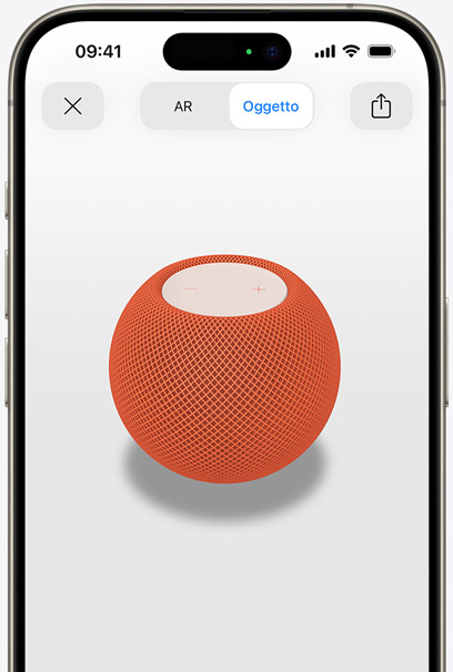 Schermo di un iPhone con vista in realtà aumentata di un HomePod mini arancione.