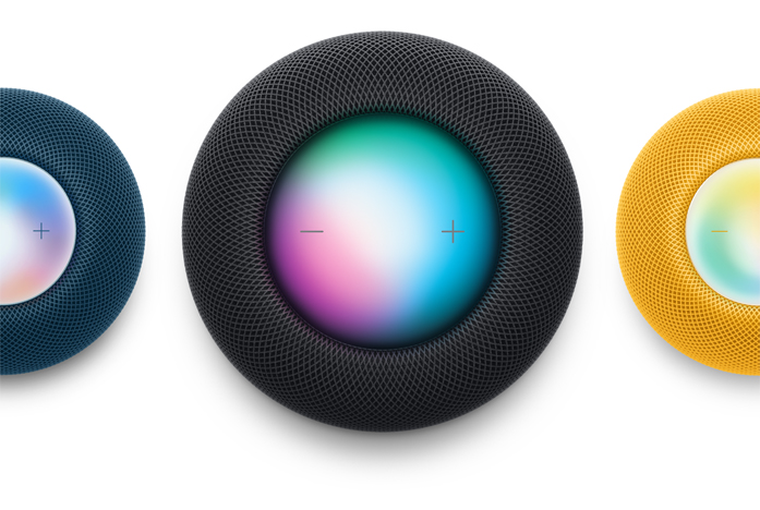 Un HomePod mini blu, un HomePod color mezzanotte e un HomePod mini giallo fotografati dall’alto. Siri è in funzione.