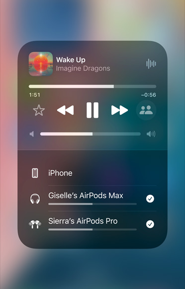 Der AirPlay Bildschirm auf dem iPhone zeigt, wie man einfach einen Audiostream zwischen zwei AirPods Paaren teilen kann.