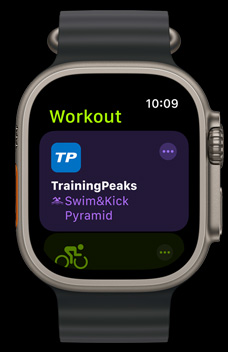 Aplikacja TrainingPeaks wyświetlona na ekranie Apple Watch Ultra 2.