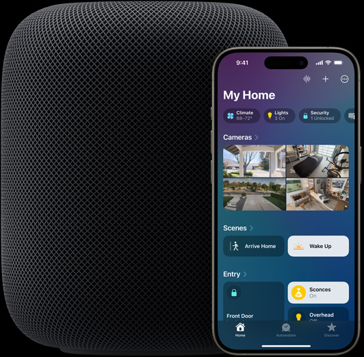 Ein iPhone – mit dem Homescreen der Home App im Vordergrund – ist vor einem HomePod Lautsprecher platziert