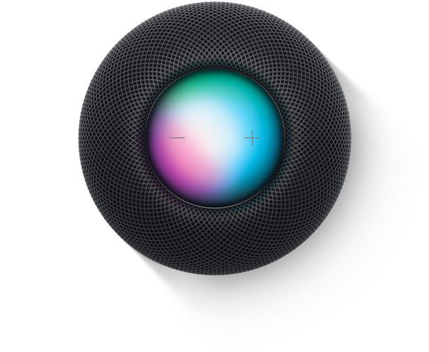 Un HomePod mini Mezzanotte con tre iPhone. Uno mostra l’app Casa, il secondo una schermata di HomeKit e il terzo il pannello Scopri.