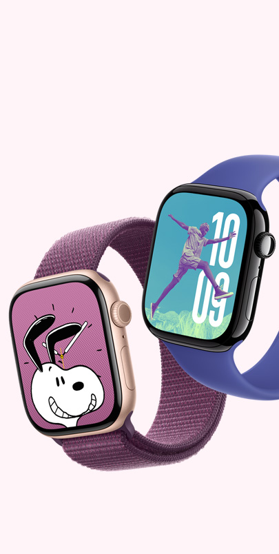 To Apple Watch Series 10-enheter. Den første har en Snoopy-urskive og Sport Loop i plomme. Den andre har en Bilder-urskive og Solo Loop i ultramarin. Klikk på plussknappen for mer informasjon om personlig tilpasning.