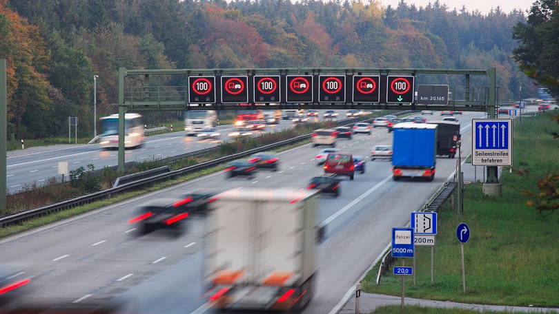 Verkehr Autobahn in der Dämmerung