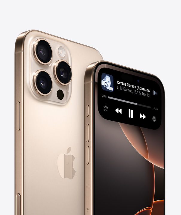 Parte de trás do iPhone 16 Pro em titânio natural mostrando as três lentes da câmera atrás de outro iPhone Pro com as funcionalidades da Dynamic Island em destaque na tela.