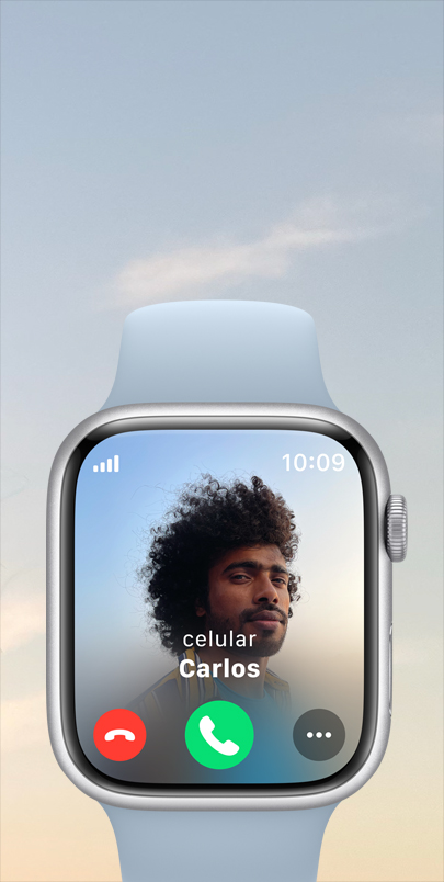 Apple Watch Series 10 recebendo uma ligação. Clique no botão de mais para ver outras informações sobre os recursos de Conectividade.