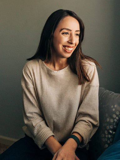 Photo de Belqise souriante, le regard tourné sur le côté.