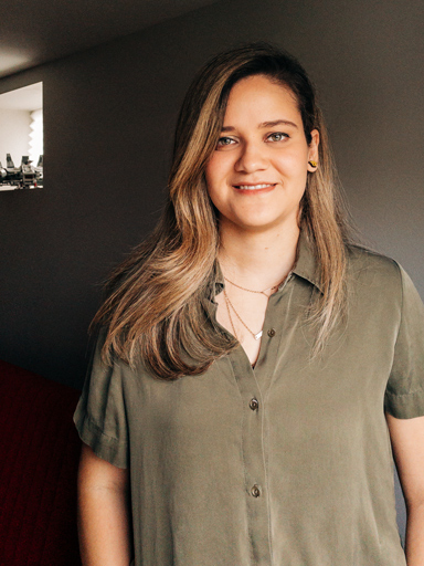 Photo de Bianca de face, affichant un grand sourire.