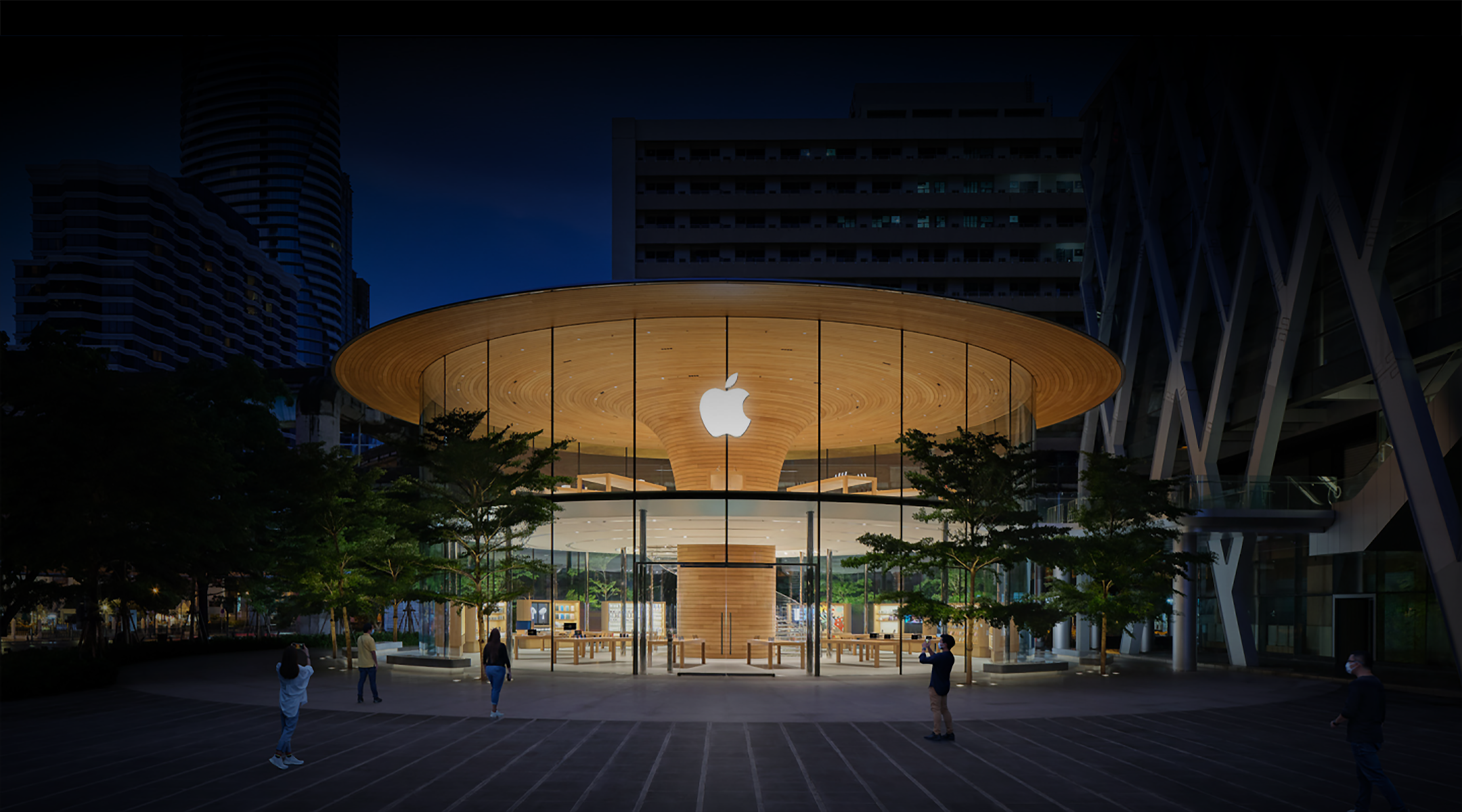 Außenansicht eines Apple Stores bei Nacht