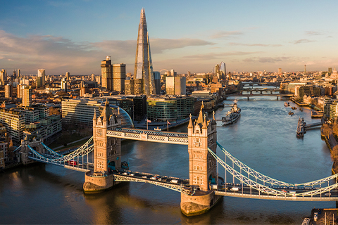 Letecký pohled na Londýn a řeku Temži, v popředí je Tower Bridge.