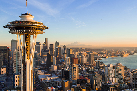 Letecký pohled na městskou scenérii Seattlu ve státě Washington. V popředí je vidět budova Space Needle. 