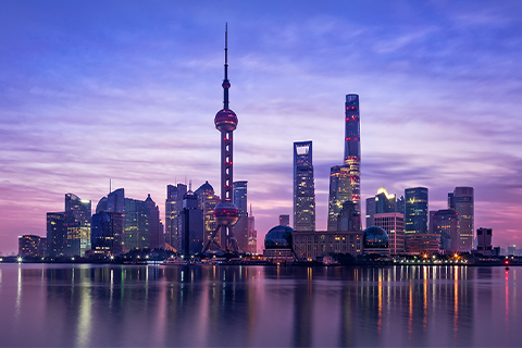 Blick auf die Skyline von Shanghai bei Sonnenuntergang.