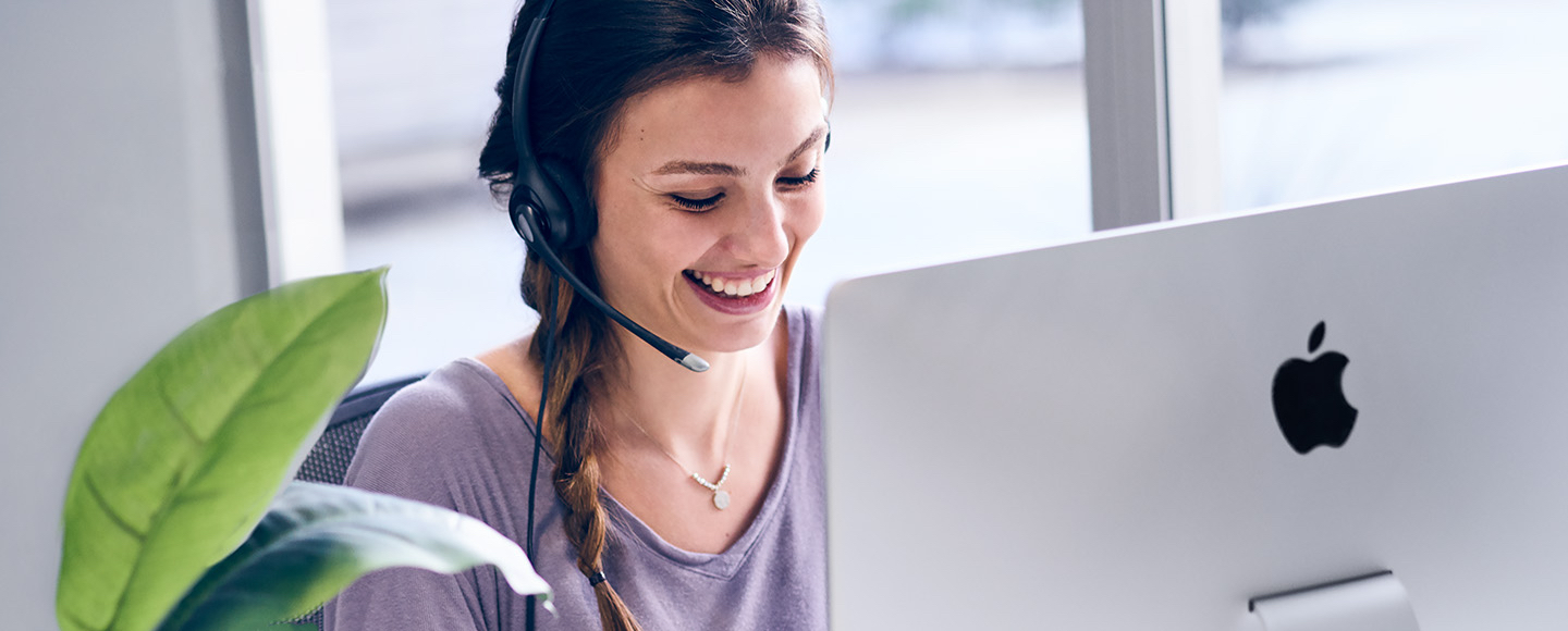 Yaprak, som jobbar hemifrån, hjälper en kund över telefon