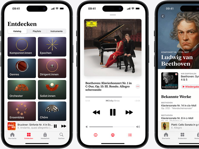 Das iPhone auf der linken Seite zeigt den Apple Music Classical Tab „Entdecken“ mit dem ausgewählten Katalog Tab mit den Kategorien Komponist:innen, Epochen, Genres, Dirigent:innen, Orchester, Solist:innen, Ensembles und Chöre. Das iPhone in der Mitte zeigt Beethovens Klavierkonzert Nr. 1 in C-Dur, Op. 15: III. Rondo. Allegro scherzando in Dolby Atmos. Das iPhone auf der rechten Seite zeigt die Seite „Komponist:innen“ von Ludwig van Beethoven.