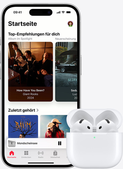 Ein iPhone 16 spielt Musik neben AirPods