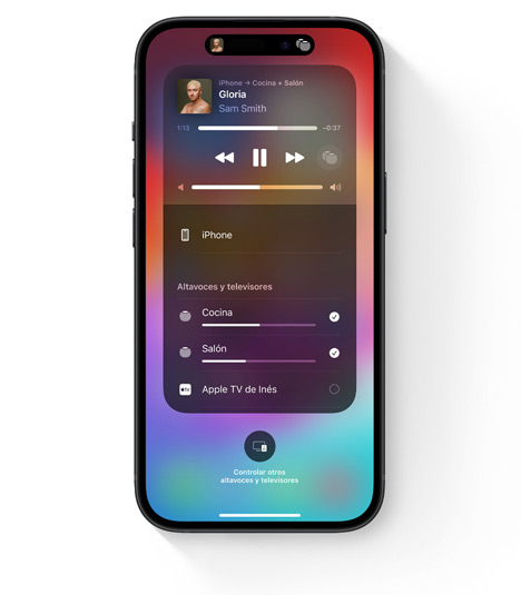 Un iPhone muestra la interfaz de usuario de AirPlay con audio para varias habitaciones