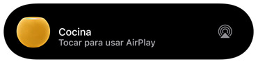 Un gráfico de AirPlay muestra la música que se está reproduciendo en un HomePod mini llamado Cocina