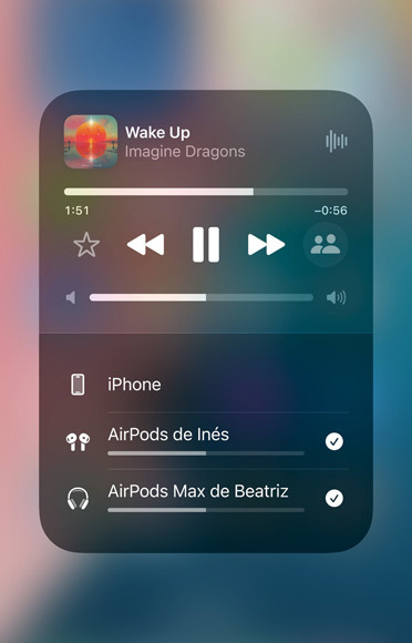 Captura de pantalla de Apple Music con una canción reproduciéndose en dos pares de AirPods.