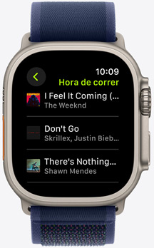 La pantalla de un Apple Watch muestra una playlist de Hora de Correr de Fitness+ en Apple Music.