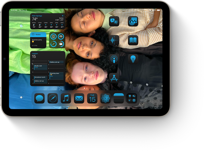 En iPad mini som visar hur appar och widgetar koordineras med en anpassad bakgrund på hemskärmen.