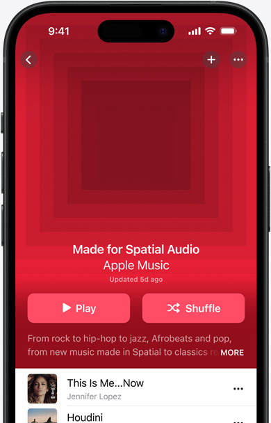 Layar iPhone dengan gambar sampul daftar putar Made for Spatial Audio di aplikasi Apple Music