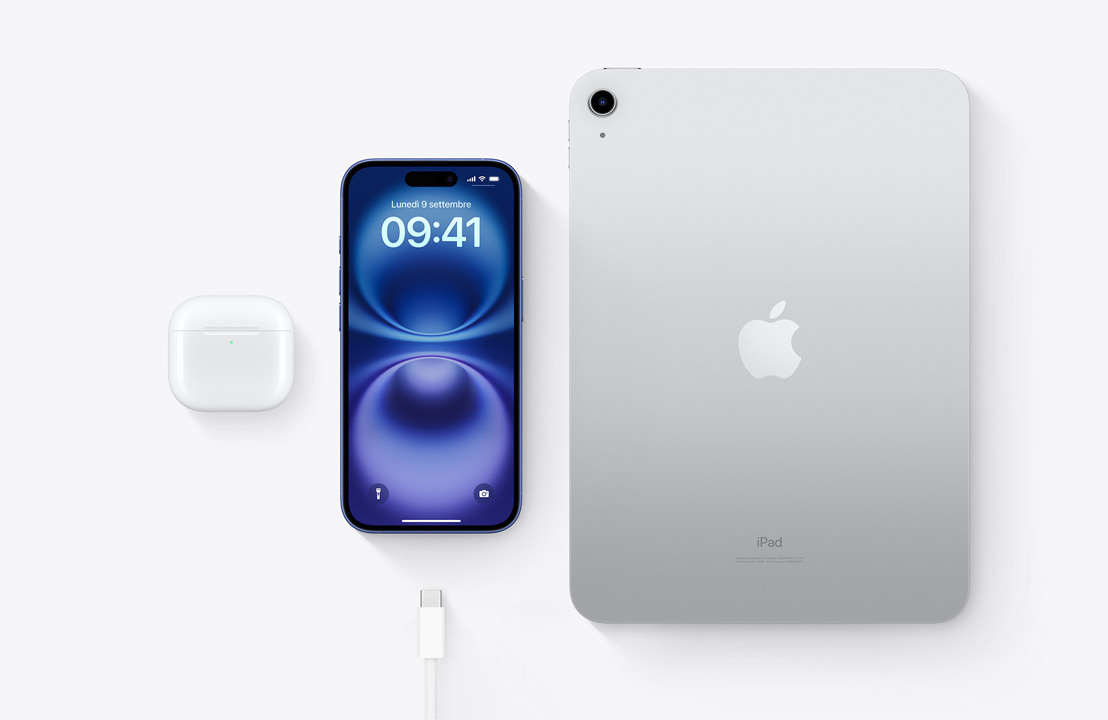 Un paio di AirPods Pro nella custodia di ricarica, un iPhone 15, un iPad e un cavo con connettore USB-C, per mostrare che tutti e tre i dispositivi si possono caricare con lo stesso cavo USB-C.