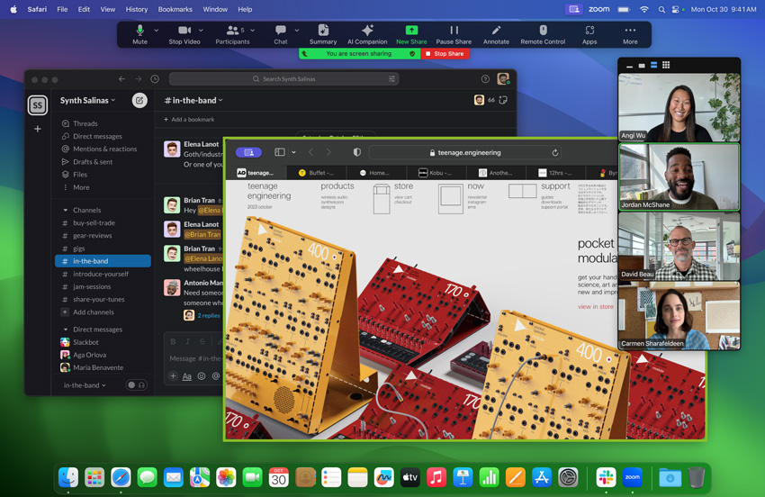 „Zoom“ susitikimas „MacBook Pro“ kompiuteryje su M3 lustu: naudotojas bendrina savo ekrano vaizdą su įmonės „Teenage Engineering“ svetaine, kurioje rodoma modulinė sintezatoriaus įranga, o fone atidarytas „Slack“, pavadintas „Synth Salinas“