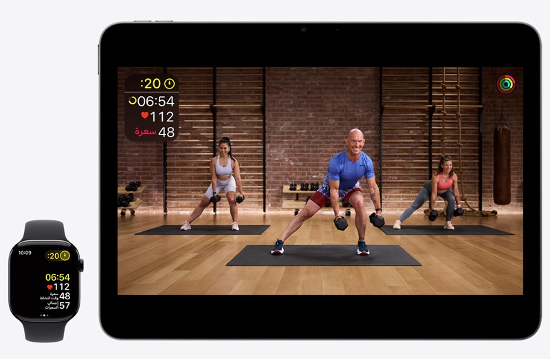  iPad 13 Pro يعرض تمريناً من +Apple Fitness بجانب Apple Watch Series 10 أثناء تتبعها التمرين نفسه على +Apple Fitness.