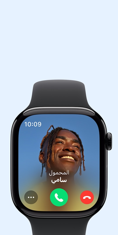 Apple Watch Series 10 تعرض مكالمة واردة. اضغط على زر + لرؤية المزيد من المعلومات عن ميزات الاتصال.