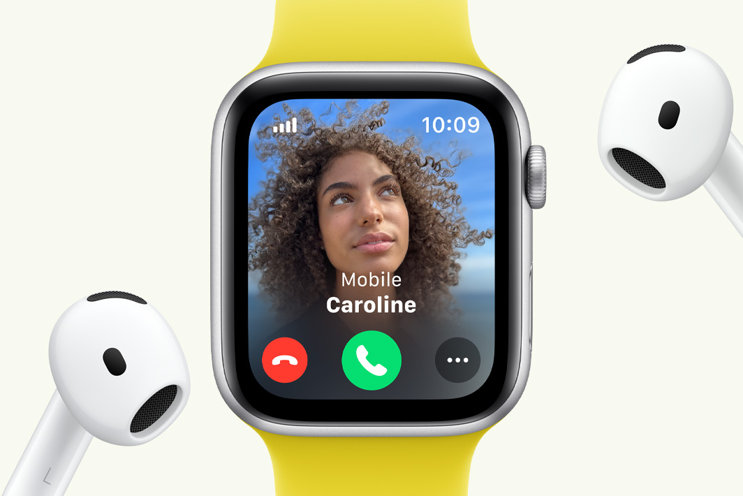 Apple Watch SE 展示來電顯示，旁邊是一對 AirPods