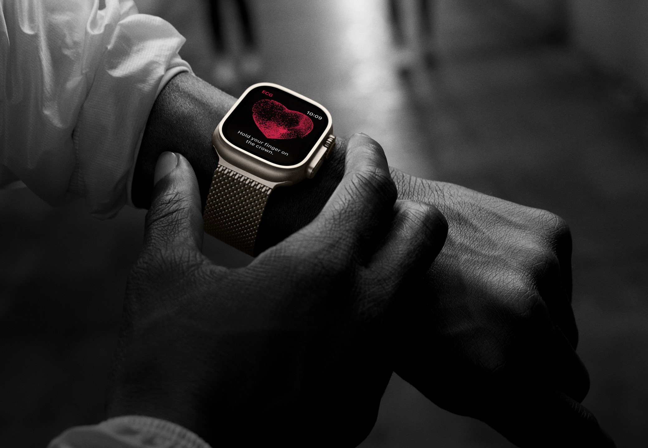 En person använder EKG-funktionen på sin Apple Watch Ultra 2.