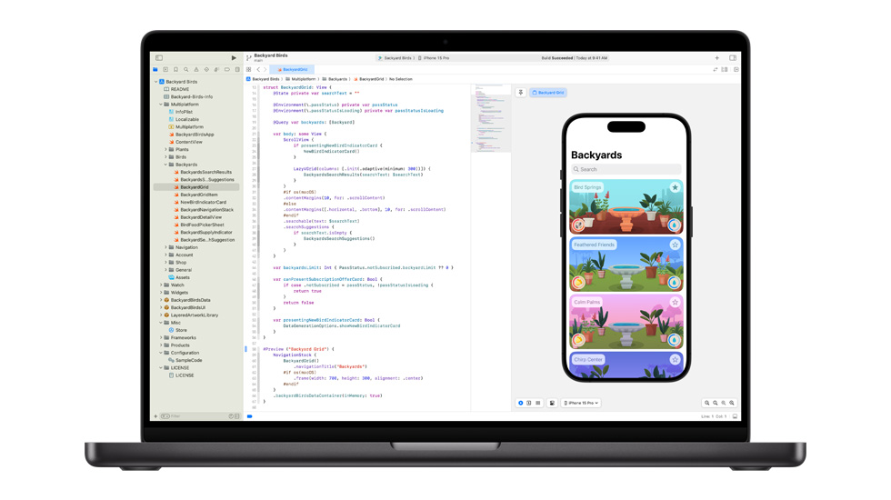 Een geopende Mac. Op het scherm is de programmeer-app Swift van Apple te zien.