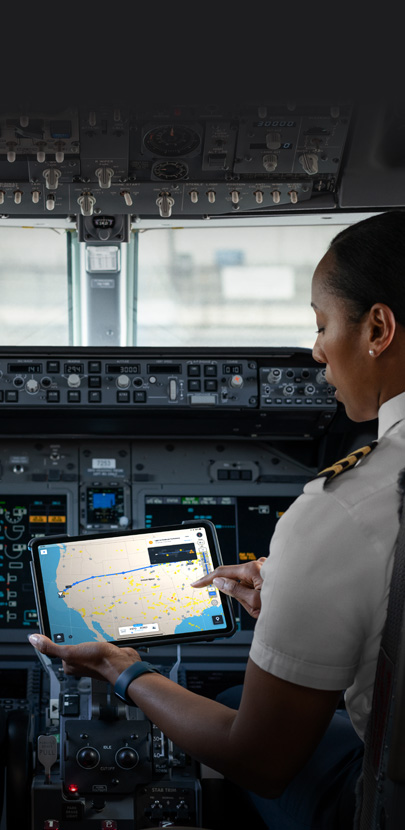 Een piloot in een cockpit kijkt naar een iPad-scherm.