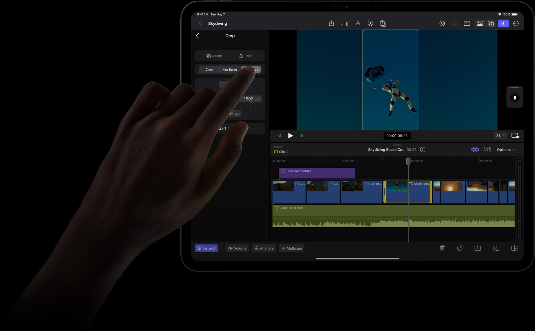 手指點按 iPad Pro 顯示器，在 Final Cut Pro 的 Crop Tools 選單上選擇項目。